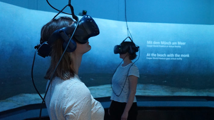 BesucherInnen in der VR-Installation Mit dem Mönch am Meer
